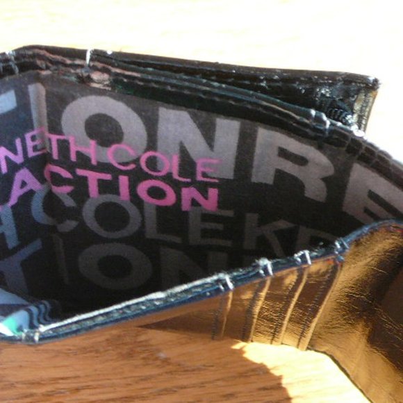 Kenneth Cole Reaction Black Tri-Fold Wallet with Zippered Change Pocket - Picture 7 of 7